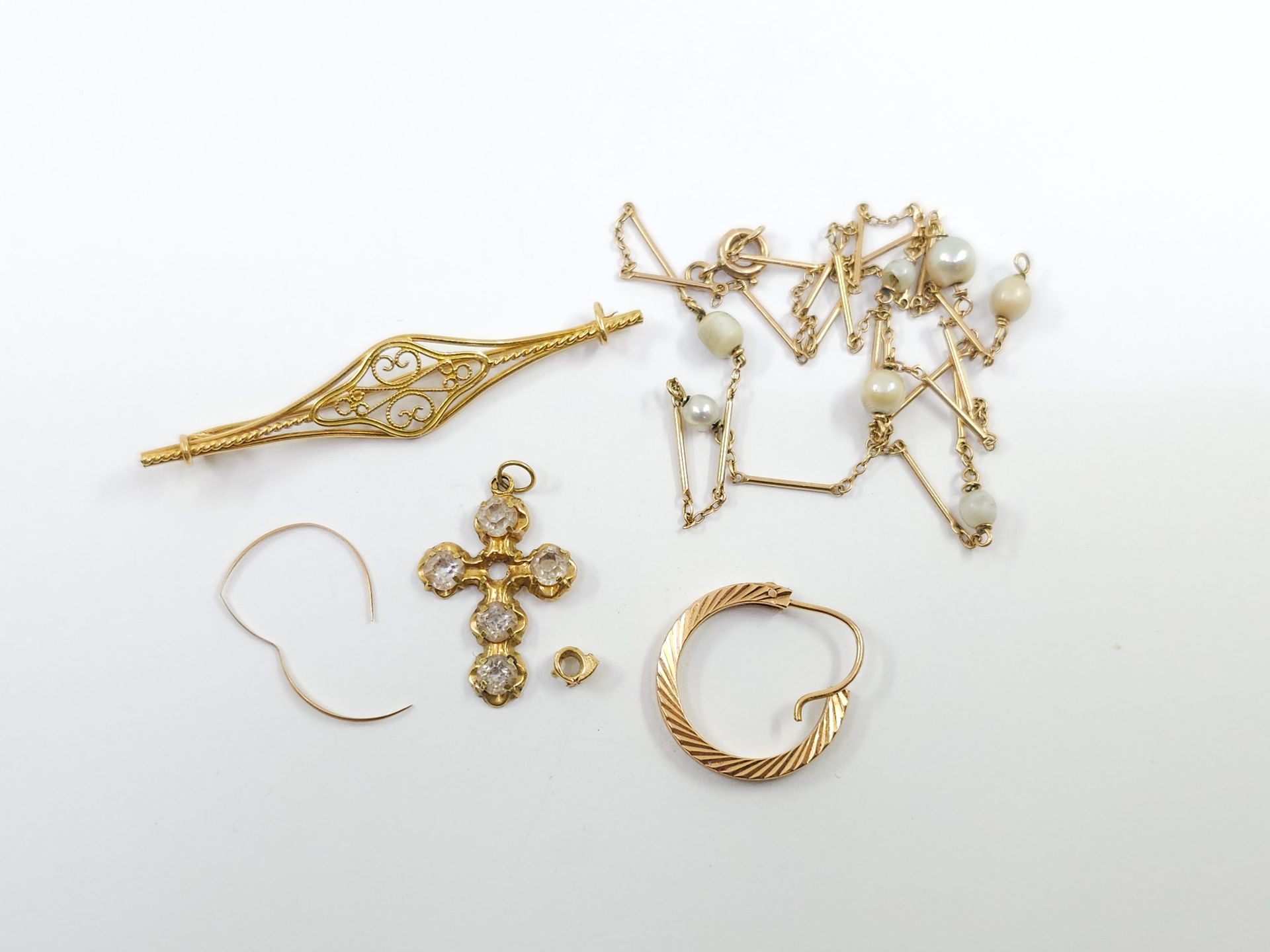 Null LOT d'or 750° comprenant :
Collier en or jaune et perles 
Broche filigranné&hellip;