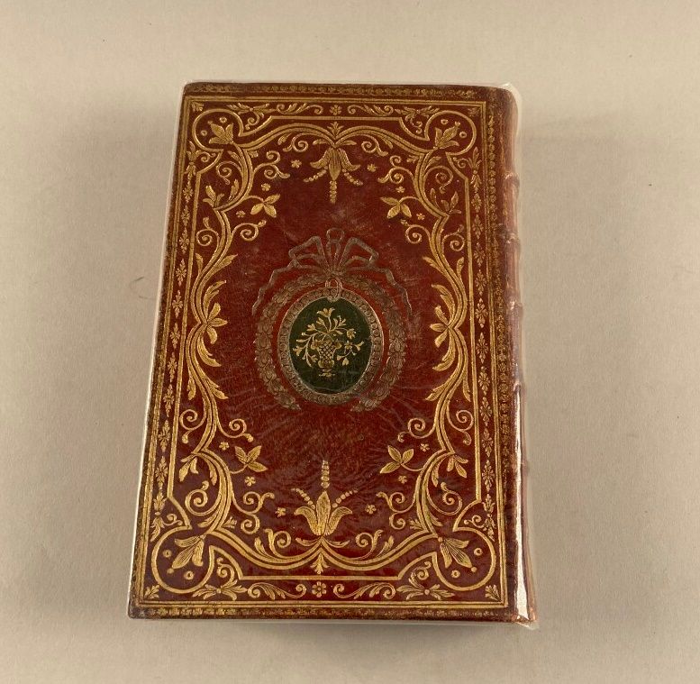 Null 阿尔马纳赫皇家年号M.DCC.LXXIV。巴黎，1774年；8开本的当代红色摩洛哥装订本，封面上的鎏金板，中央镶嵌着绿色的奖章，并装饰有鎏金花瓶，书脊&hellip;