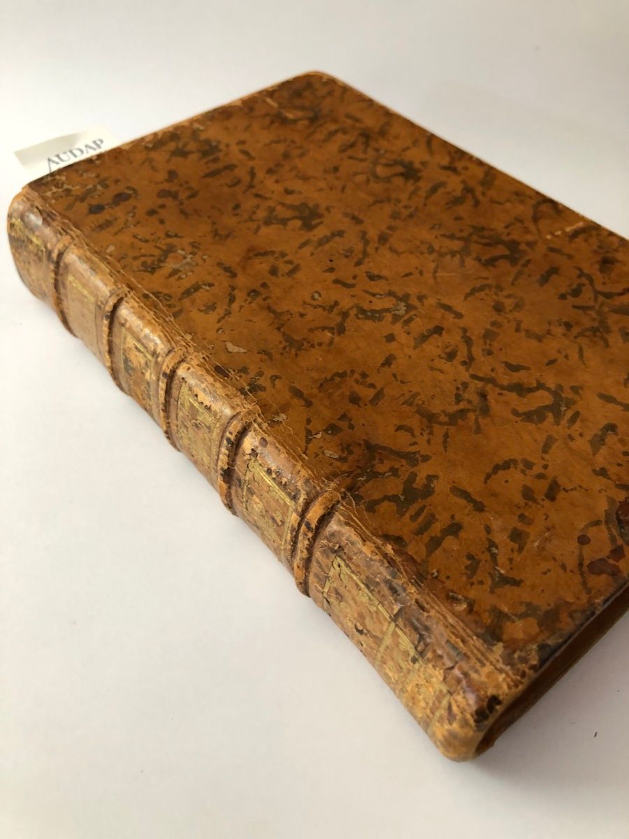 Null 阿尔马纳赫皇室 1783年。巴黎，D'Houry，1783年；8开本，当代大理石花纹小牛皮，书脊上装饰有金色和黄色的图案。

和鎏金的百合花。