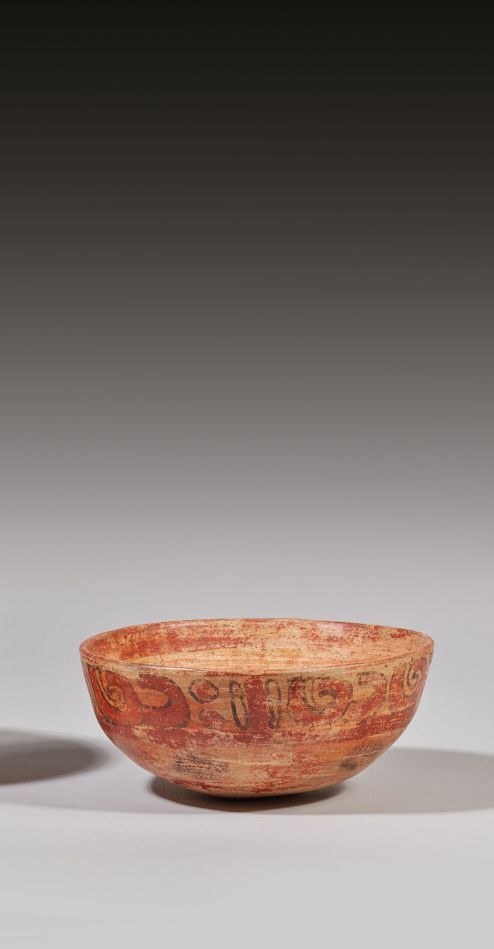 Null 带字形装饰的仪式碗

棕色粘土，有红色、橙色和黑色滑石。锰的氧化物

玛雅文化, 危地马拉

公元500-900年

(磨损的多色性。)

高度：7厘&hellip;