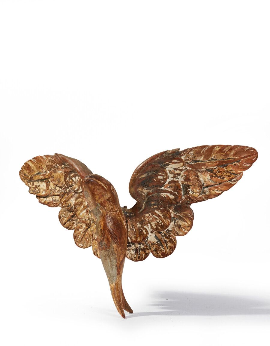 Null 雕刻的木头，以前是镀金和多色的，有翅膀的abat-voix的鱼

古老的殖民主义作品

(事故和修复。)

高度：27厘米27厘米；宽度：54.5厘米&hellip;