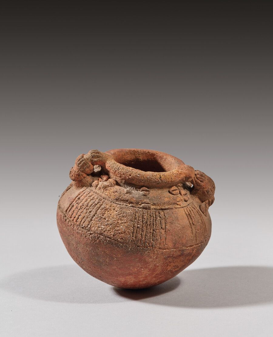 Null 球形花瓶，有两个把手

棕色陶器

应用波托西风格，瓜纳卡斯特地区，哥斯达黎加

公元600-1000年

高度：7厘米7厘米；直径：7.5厘米


&hellip;
