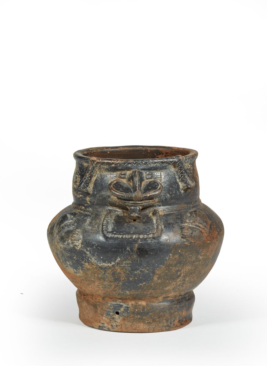 Null COLUMBIA, Taírona

拟人化的花瓶

陶瓷，带黑色滑块。饰有一个蒙面人物，其脸部和手部都是浮雕式的。

高度：17.5厘米17.5厘米&hellip;