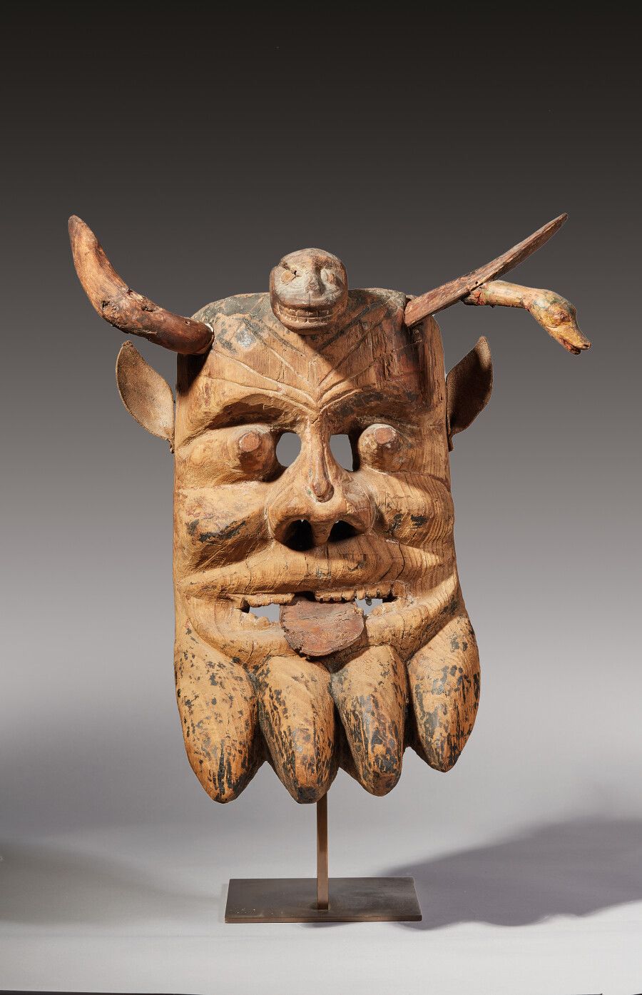 Null Máscara que representa a una deidad con barba y cuernos. Una cabeza de pája&hellip;