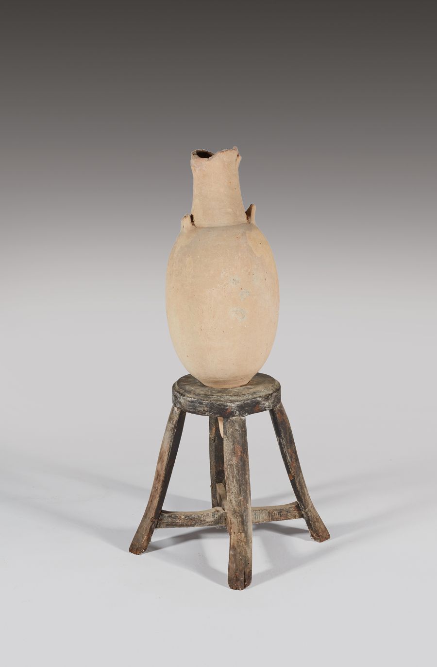Null Dressel 7 "型双耳瓶，被称为 "盐水双耳瓶"。

赭色赤土。缺少嘴唇和把手

罗马时期，约2世纪

高度：65厘米65厘米



根据家庭传&hellip;