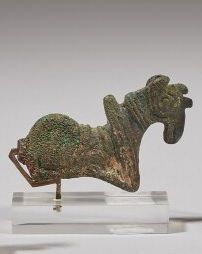 Null Pinhead in the form of a griffin with a rooster's head

Bronze with green p&hellip;