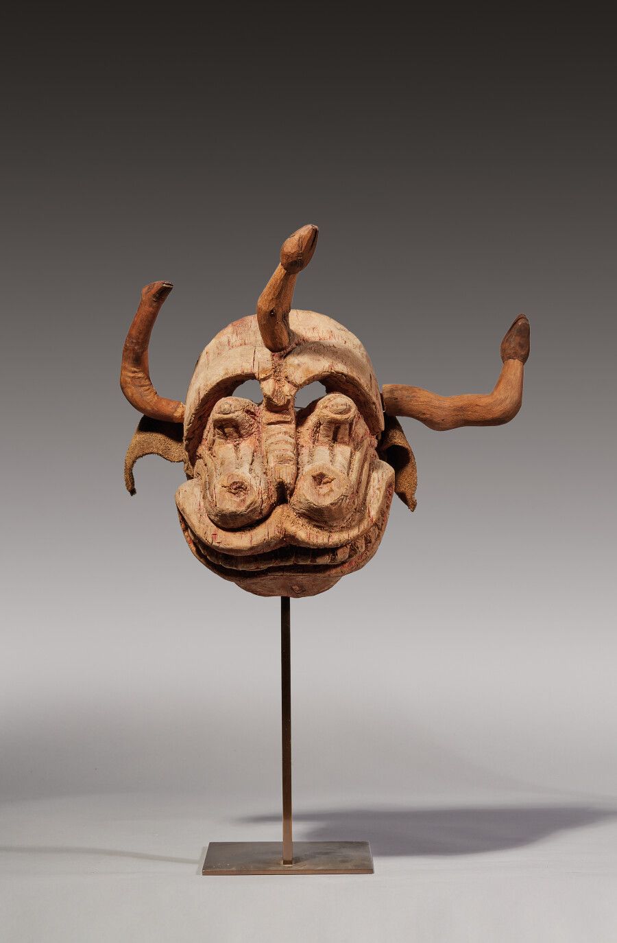 Null 怪异的面具，附有皮革耳朵。一条蛇从额头出来了

带有使用痕迹的木材

中美洲民间艺术

高度高度：28厘米



专家：Stéphane Mangin