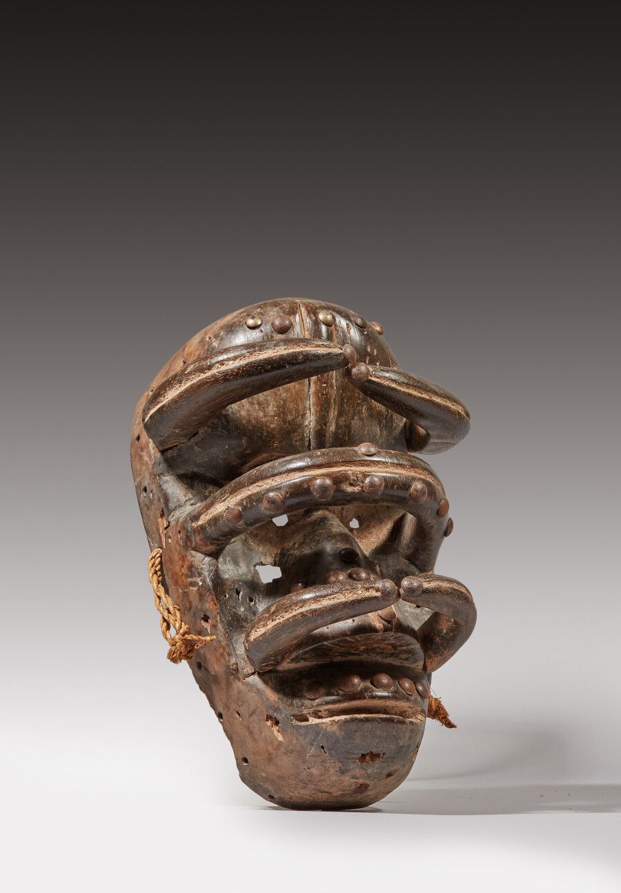 Null Terrifying wooden mask with a shiny black patina

Dété people, Ivory Coast
&hellip;