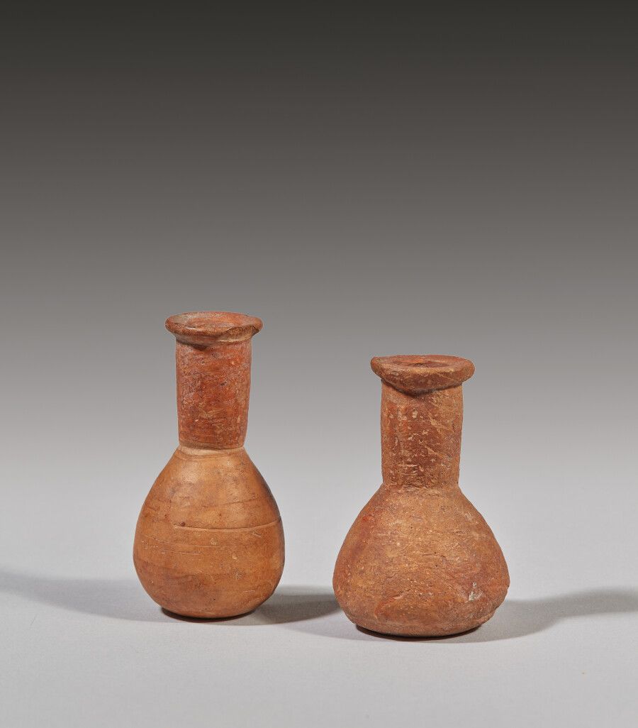 Null 一套两把香脂壶，梨形壶身和高颈壶。

陶器

北非，2-4世纪

高度5.5和6.3厘米



状态：有小的缺失部分



出处 :

- 私人收藏，&hellip;