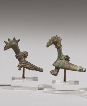Null Lot de deux pendeloques en forme de coq

Bronze à patine sombre

Iran, Luri&hellip;