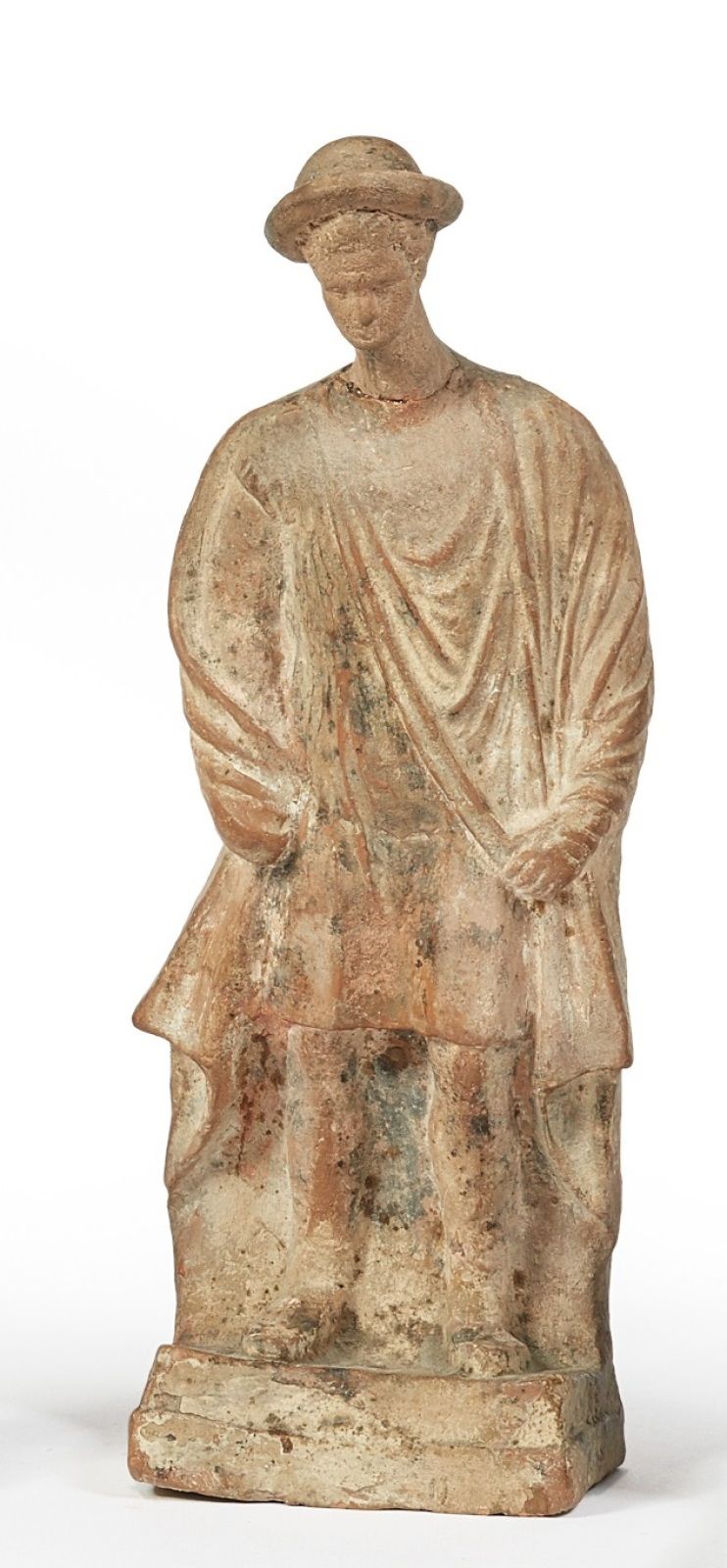 Null 代表一个穿着短外衣和斗篷的站立男人的塑像

他戴着一个望远镜

赭色赤土

希腊，公元前4世纪

(头颅重新接上。)

高度23.5厘米





专&hellip;