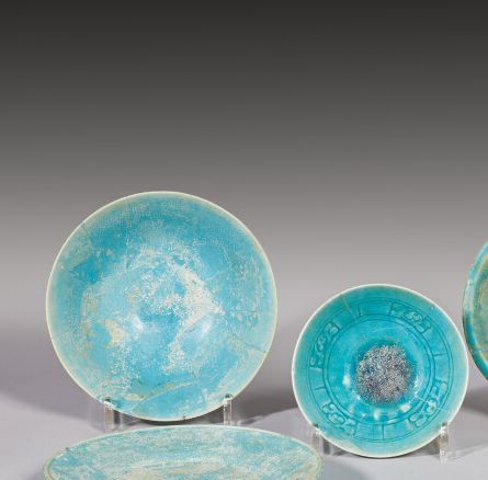 Null 伊朗，12-13世纪

两个绿松石釉硅质陶瓷碗，一个是普通的，另一个在侧面刻有一带四种风格的棕榈花纹的隔层。

状态: 虹彩、断裂和小块状物

直径：&hellip;