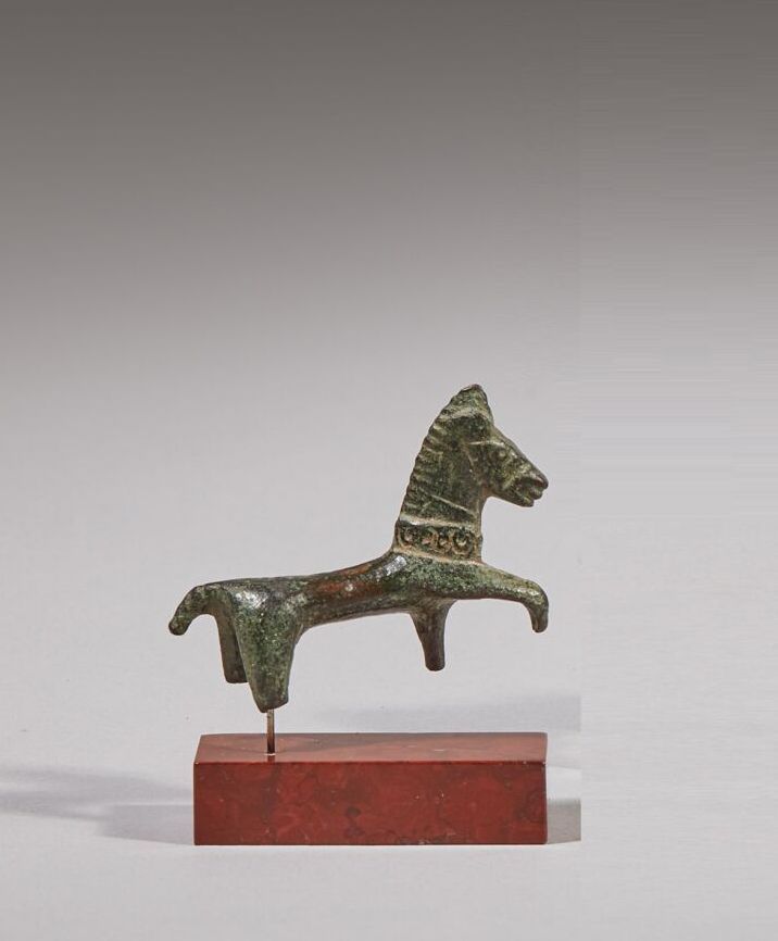 Null Statuette de cheval la jambe droite levée

Bronze à patine verte. Jambes ma&hellip;