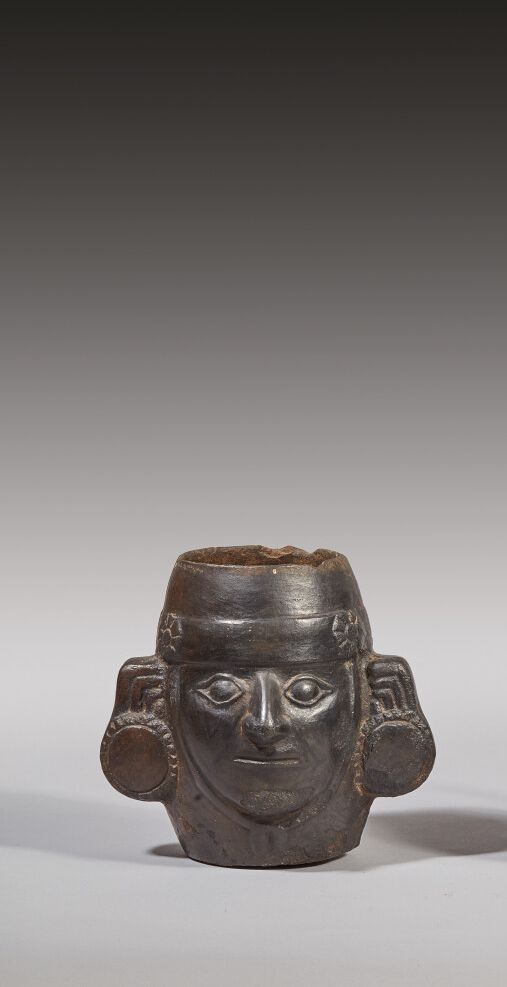 Null 代表政要脸的花瓶

黑色赤土，有光泽的滑石

莫奇卡文化，秘鲁

公元600-700年

高度：14厘米14厘米；宽度：14.5厘米；深度：12厘米
&hellip;