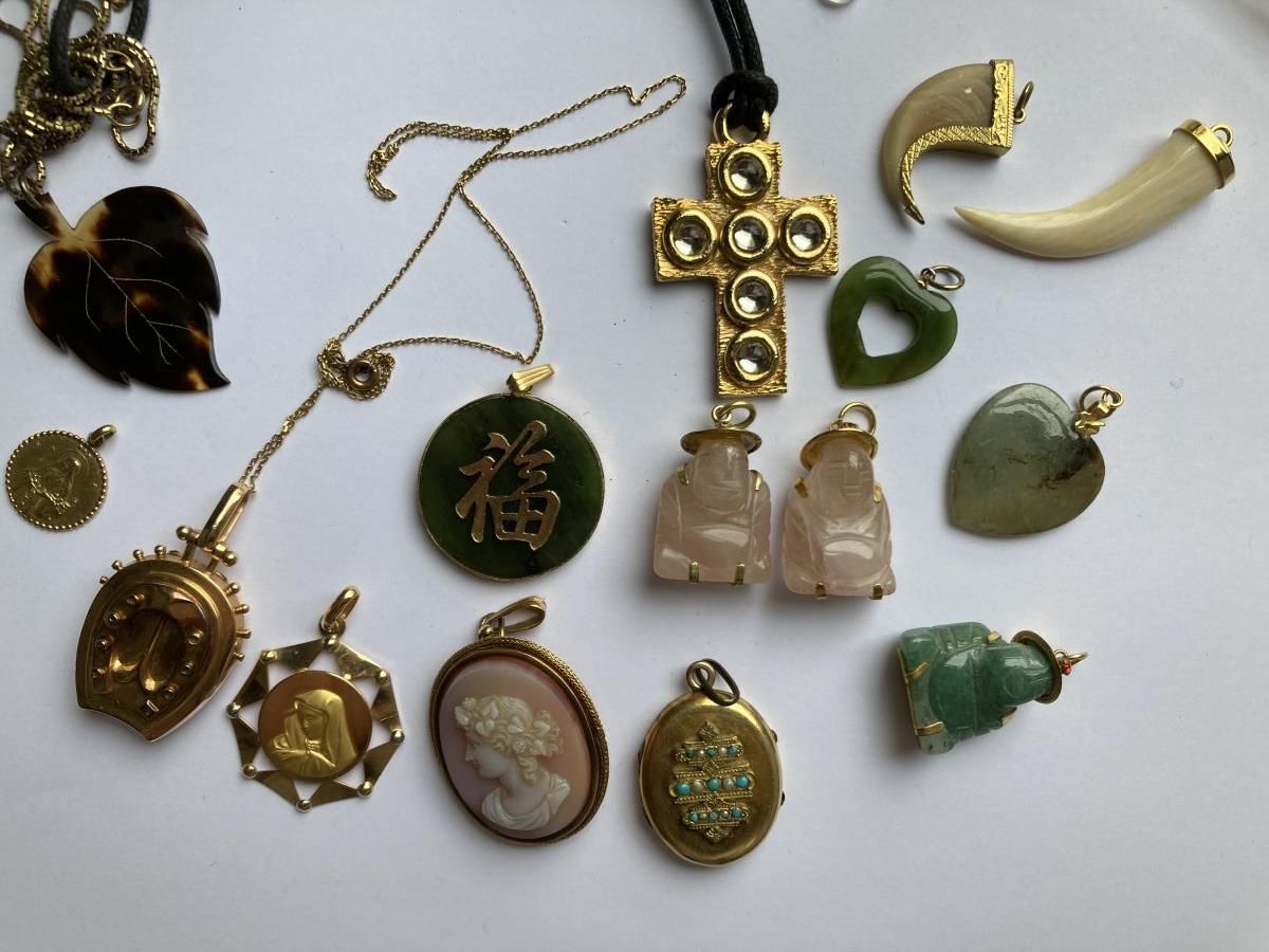 Null Lot en or jaune 750 millièmes comprenant :

- Un pendentif agate

- Deux mé&hellip;