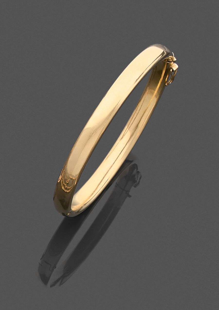 Null Bracelet rigide ouvrant en or jaune 750 millièmes uni.

(Bosses.)

Diamètre&hellip;