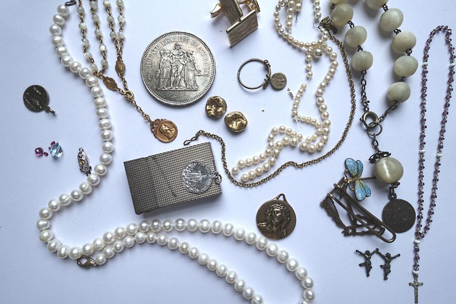 Null Collier en métal comprenant : perles de culture, débris dentaire, médailles&hellip;