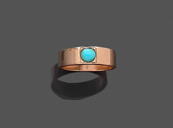 Null Bague en or jaune 750 millièmes ornée, au centre, d'une turquoise de forme &hellip;