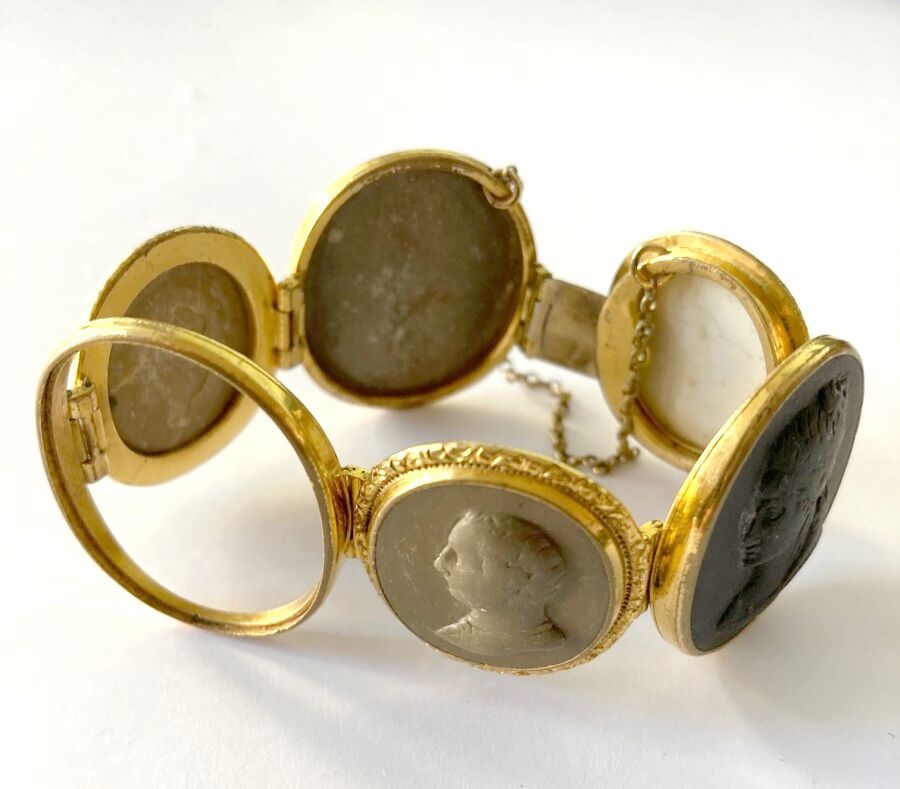 Null Lot en métal comprenant un bracelet articulé orné de profils à l'antique en&hellip;
