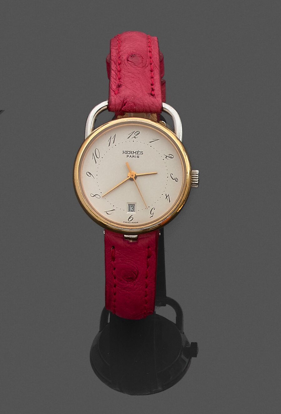 Null HERMÈS, modèle " ARCEAU "

Montre bracelet de dame, la montre de forme rond&hellip;
