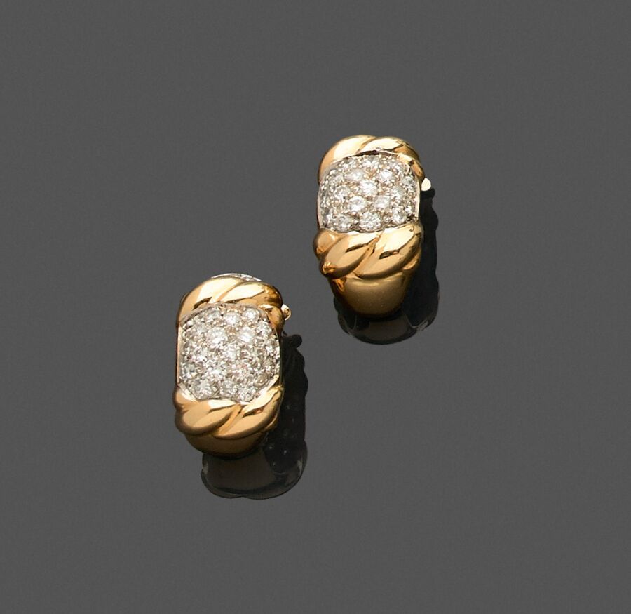 Null Paire de boucles d'oreilles en or jaune 750 millièmes, chacune à décor de t&hellip;