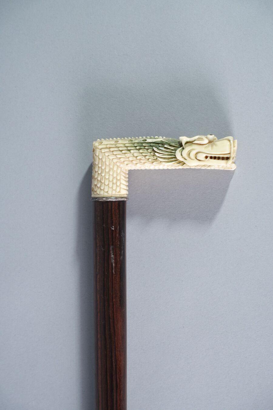 Null Canne à pommeau en ivoire partiellement patiné, en forme de dragon, la gueu&hellip;