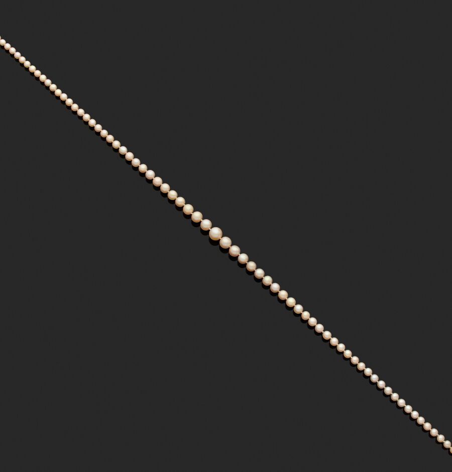 Null Collier de cent-cinq perles de perles fines en chute, le fermoir en or gris&hellip;