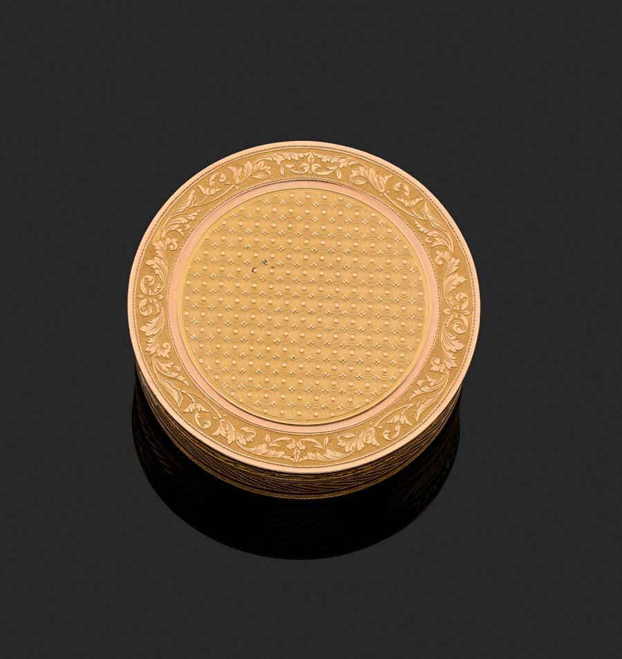 Null Boîte circulaire couverte en or guilloché à motifs concentriques soulignés &hellip;