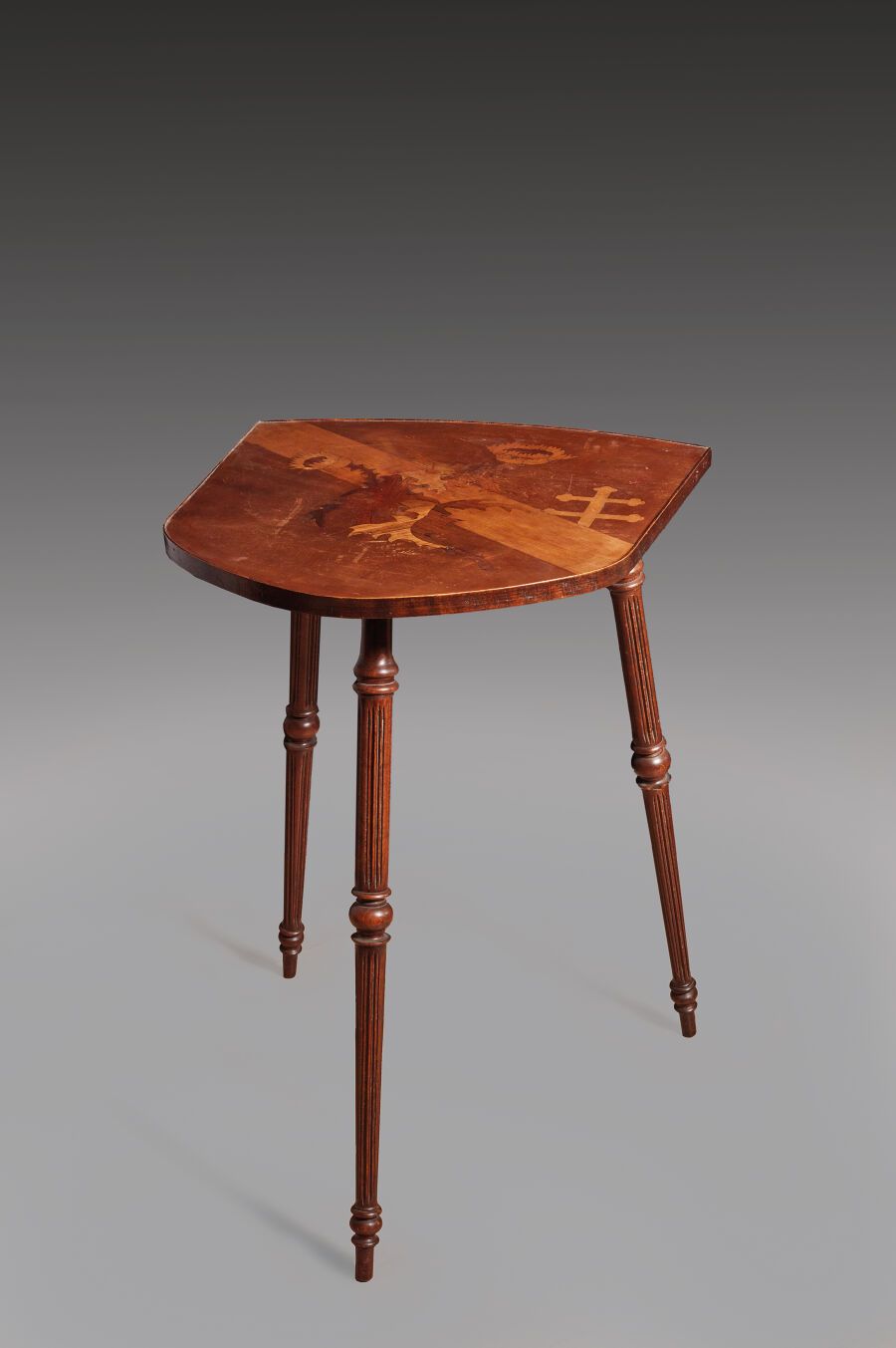 Null ÉTABLISSEMENTS GALLÉ

Table d'appoint en bois vernissé sculpté et mouluré à&hellip;