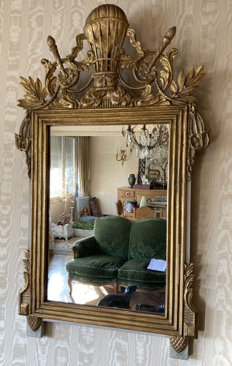Null Miroir rectangulaire en bois sculpté et doré, le fronton ajouré à motif d'u&hellip;