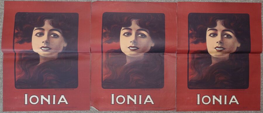 Null Ionia Portrait bordeaux	

Lot de 3 affiches

Plis & déchirures 		

Moody Bo&hellip;