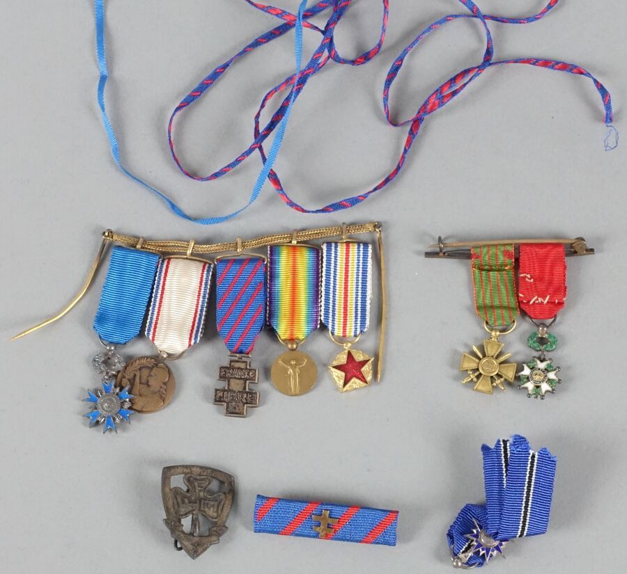Null Otto medaglie in miniatura, un lingotto e una spilla