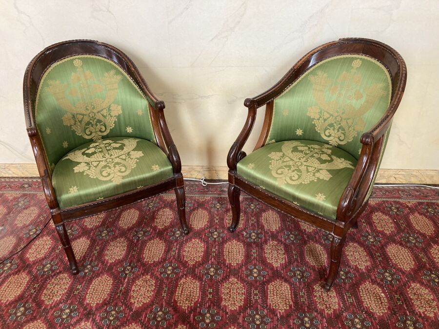 Null Pair of mahogany and mahogany veneer gondola armchairs

Restoration style w&hellip;