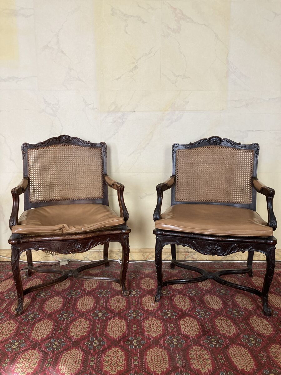 Null 两把带贝壳装饰的模制、雕刻和原漆木扶手椅

座椅和背脊上的藤条（穿孔）。

路易十五风格的作品

(事故，特别是一个支杆。)

高度：93厘米高度：9&hellip;
