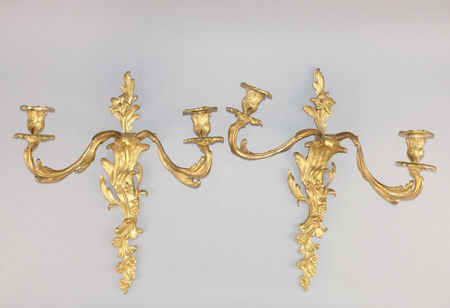 Paire d'appliques en bronze doré à deux bras de lumière 
Travail de style Louis &hellip;