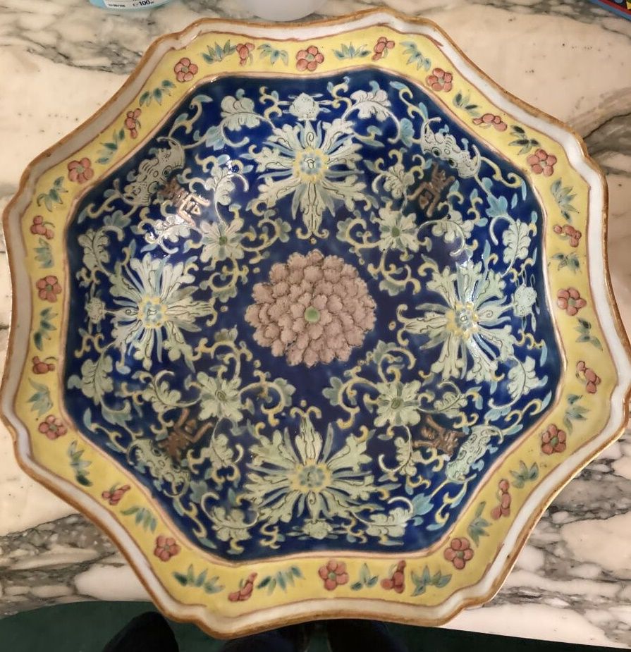 Null 中国

多彩瓷碗，装饰有风格化的花和叶子，盆上有蓝底，边上有黄底

高度：7.8厘米7.8厘米；直径：26厘米