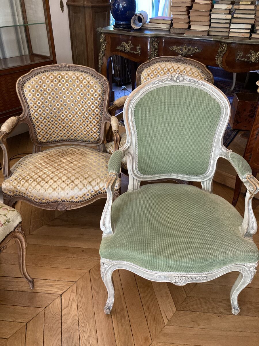 Null 一对路易十五风格的天然木制扶手椅，带模具

路易十五风格的灰色漆面模塑木扶手椅

高度：87厘米高度：约87厘米。