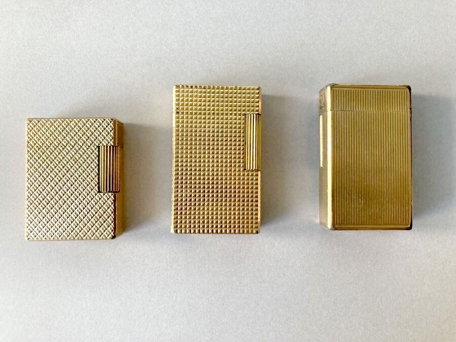 Null Three lighters S.T. DUPONT in gold plated metal 

(Wear.)