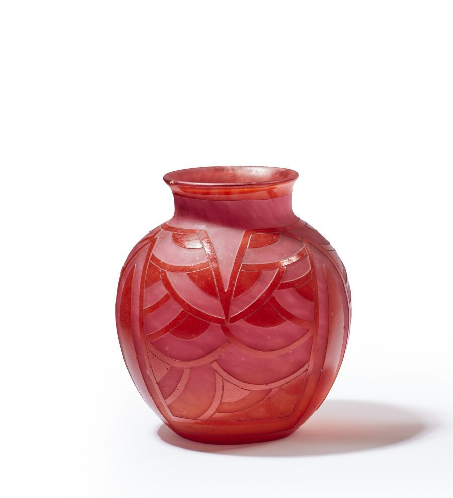 Null 法国玻璃
一个粉红色和珊瑚色的双层玻璃球状花瓶，瓶身略微外翻，有几何装饰。
底座上有 "Le Verre Français "的签名
(穿着。)
高度&hellip;