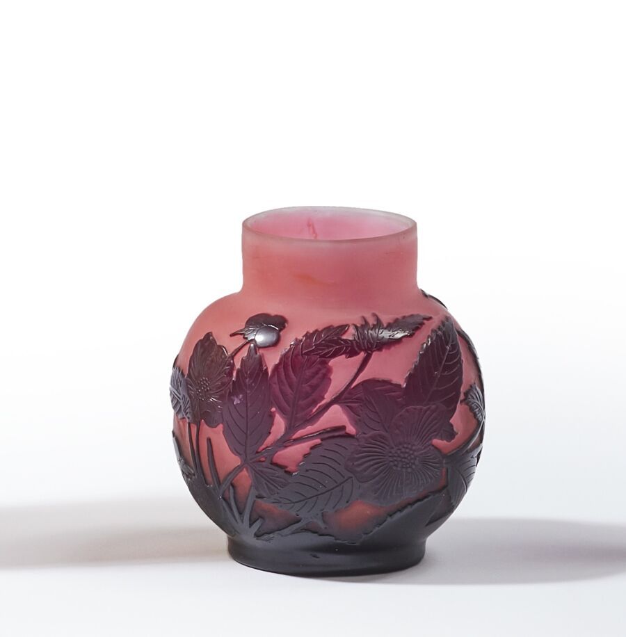Null 画廊
球形花瓶，瓶身略微扁平，瓶颈为管状，瓶跟为环形。
粉红色背景的紫色内衬玻璃中的证明
浮雕的花卉装饰，用酸来雕刻
(装饰中的小型内部冲击。)
签名&hellip;