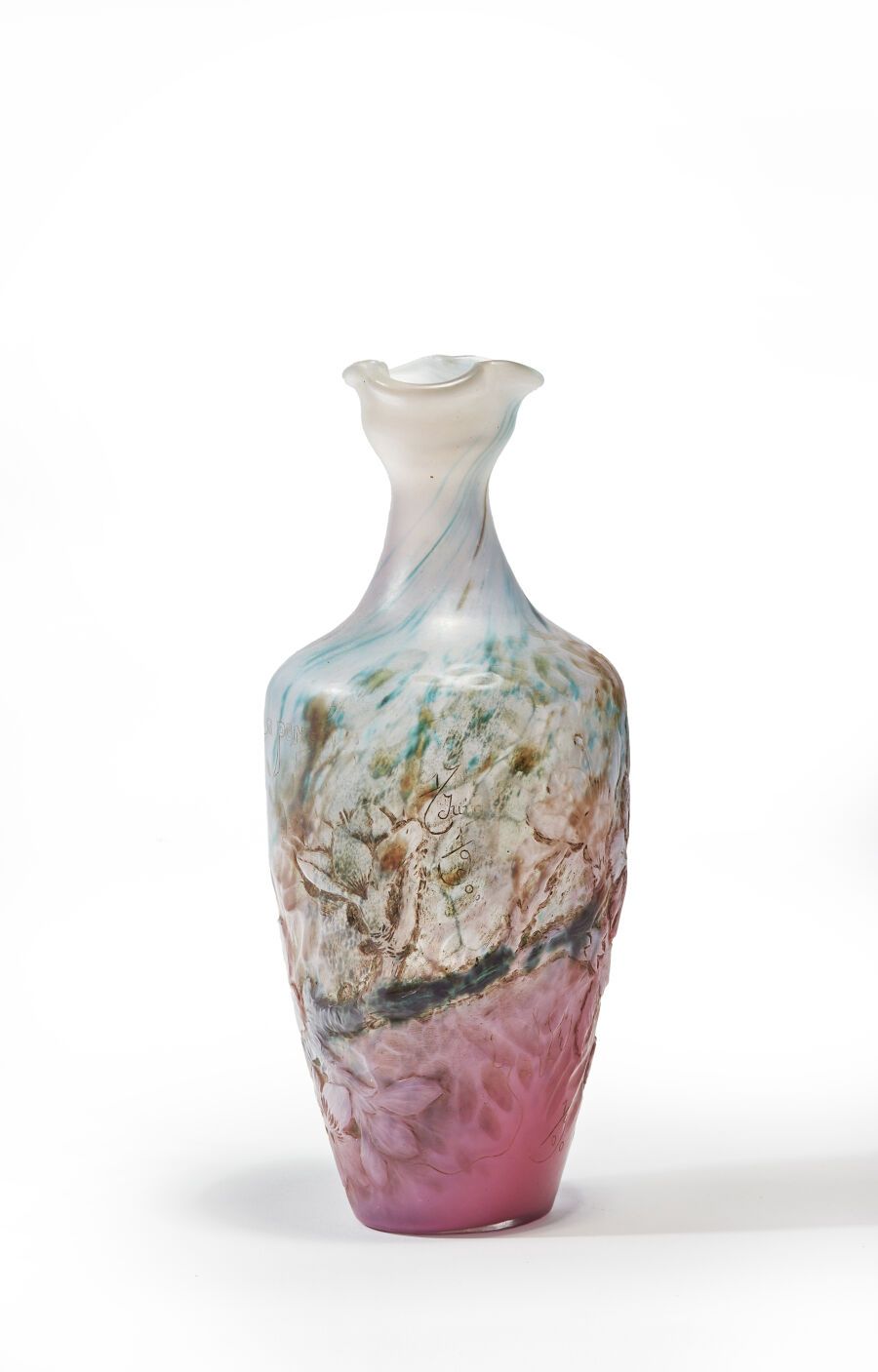 Null 埃米尔-加莱(1846-1904)
"他看到他的思想之花绽放"。
谈话的玻璃器皿。花瓶，瓶身为椭圆形，颈部为三叶形，用粉色混合玻璃热塑，有蓝色痕迹。思&hellip;