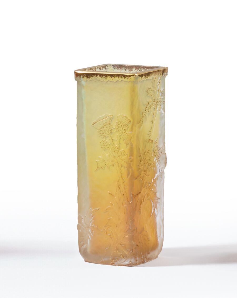 Null 道姆-南希 
菱形截面的管状花瓶
证明在略带乳白色的黄色玻璃中
酸性蚀刻的蓟花装饰，并以黄金充分强化
签名
高度：18厘米高度：18厘米

专家：Ca&hellip;