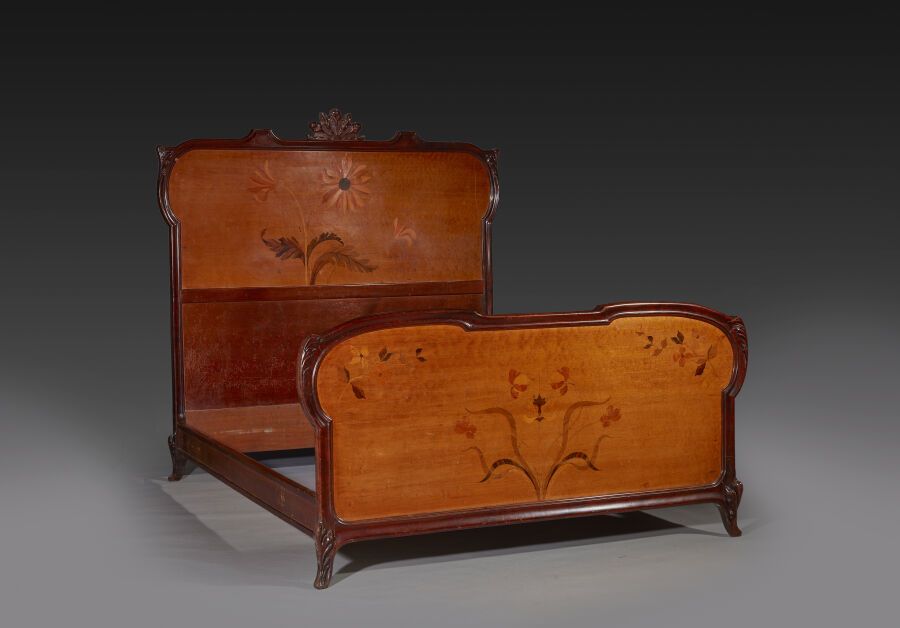 Null FRENCH WORK 1900
Wooden bed in mahogany and marquetry of wood of different &hellip;