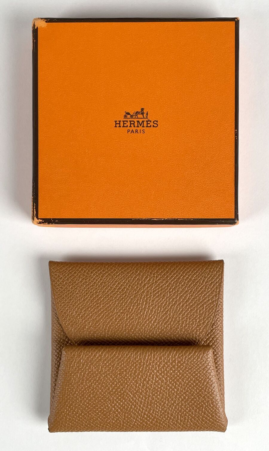 Null 巴黎爱马仕
驼色皮革钱包，按扣式封口。
(新情况。)
在其原包装盒中