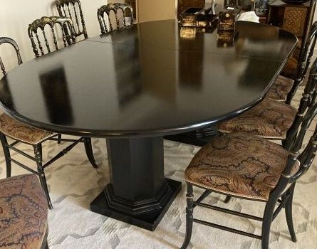 Null Table de salle à manger ovale en bois noirci reposant sur deux colonnes oct&hellip;