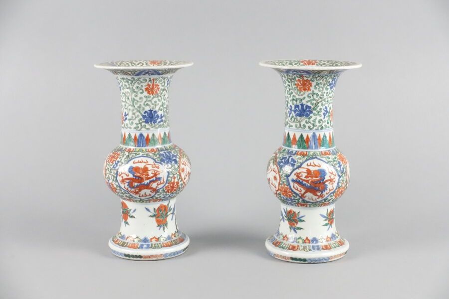 Null CHINE 

Paire de vases cornets en porcelaine polychrome à décor de rinceaux&hellip;