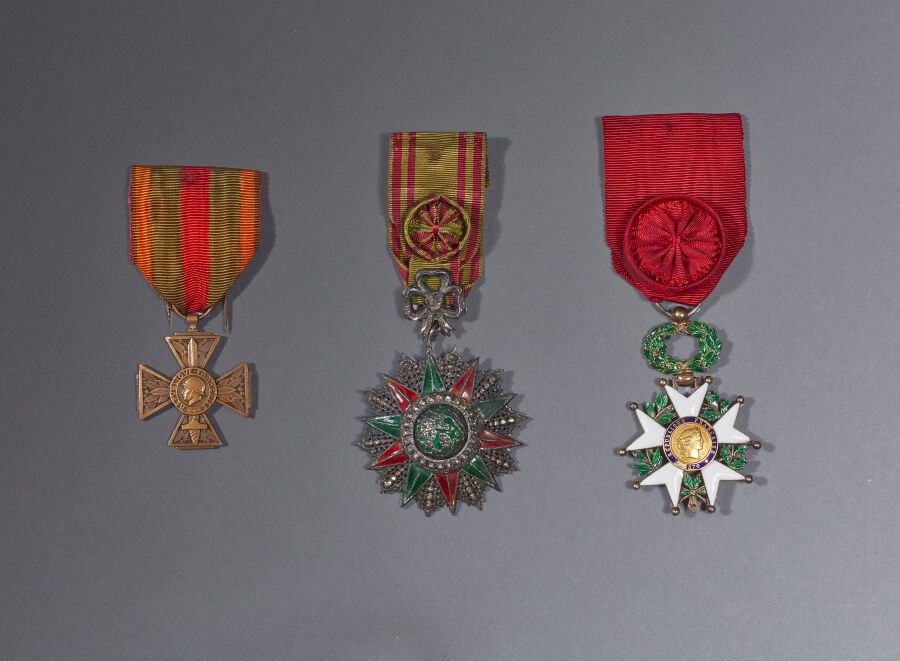 Null Ensemble de trois pièces : 
- Étoile d'officier de la Légion d'honneur IIIe&hellip;