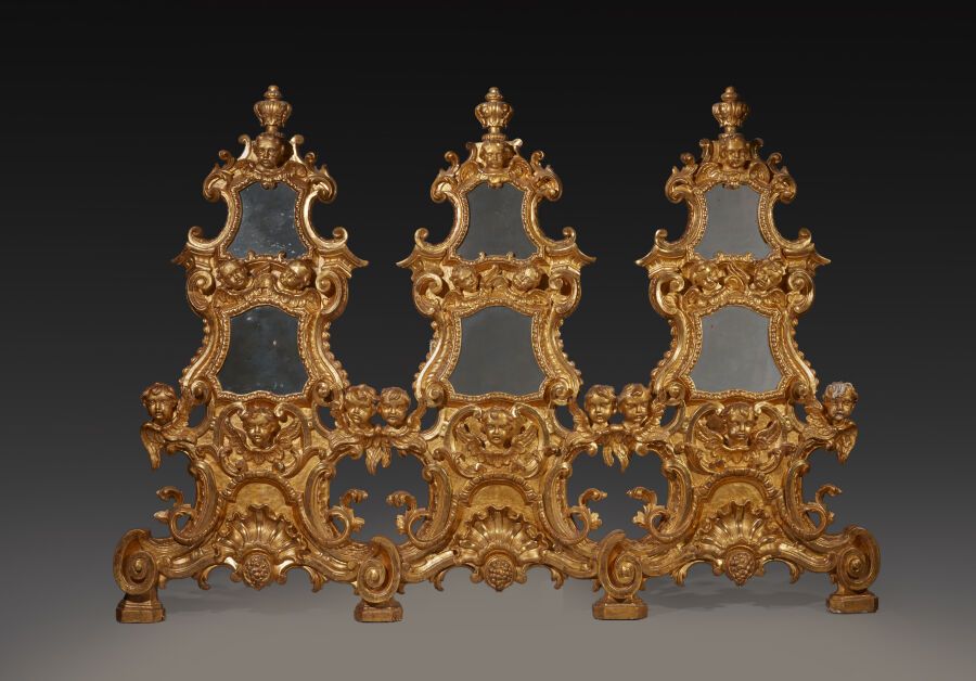Null 镀金木板，有卷轴、小天使头像和贝壳的三方装饰
意大利，18世纪
(意外的恢复和转化。) 
身高：187厘米187厘米，长度：266厘米