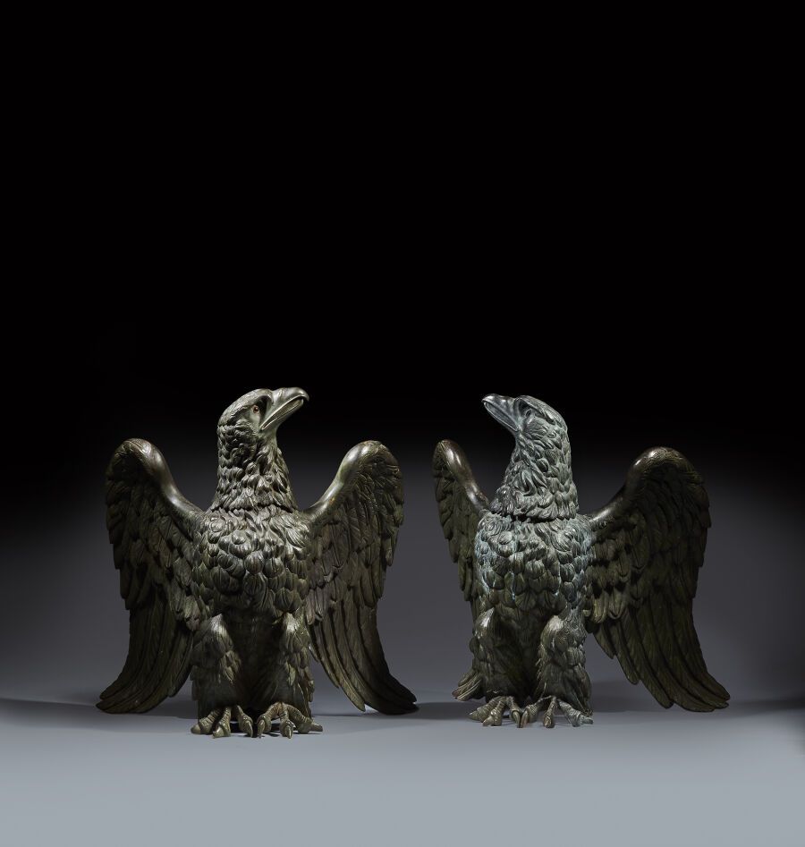 Null 重要的一对老鹰的面孔
青铜镀金，有凹槽，分两部分安装。 
高度：46厘米。46厘米；翼展：38厘米。 
一只鹰有一只硫磺眼和一只追逐，另一只鹰有两只缺&hellip;