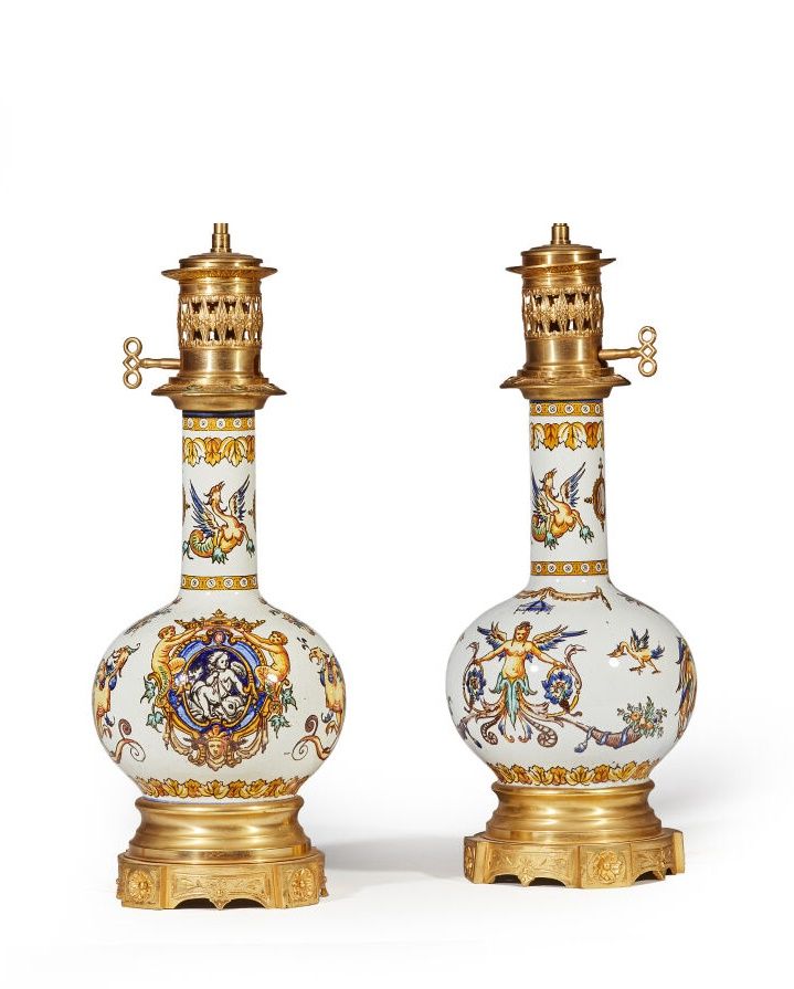Null 在吉恩的味道中
一对低体陶器花瓶，带多色装饰
路易十六风格的鎏金铜架
高度：42厘米高度：42厘米